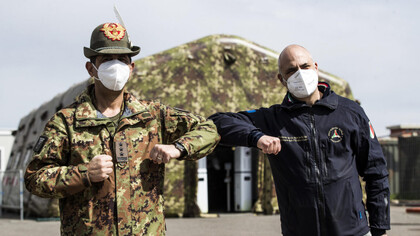 Francesco Paolo Figliuolo, commissario all'emergenza Covid, e il capo della Protezione civile, Fabrizio Curcio