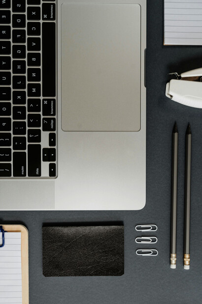 En cambio, cuando la energía laboral se contamina por la desconfianza o la incoherencia institucional, se produce una pérdida de energía sostenible que deriva en desgaste, rotación y decadencia organizacional