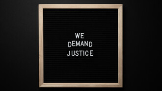 Frase de protesto em um quadro onde se lê "Nós demandamos justiça" 