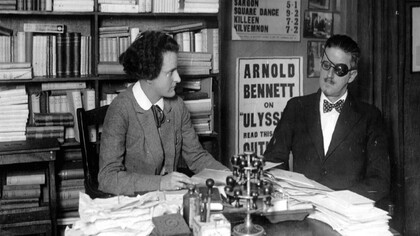 Sylvia Beach, editora de «Ulises» y James Joyce, su autor, en París