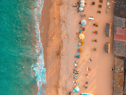 Desde el mirador rodeado de buganvillas, la costa oaxaqueña despliega vistas panorámicas que combinan la inmensidad del océano con la frescura de la brisa marina