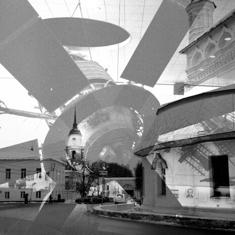 Foto da una serie di scatti realizzati con tecniche di esposizione multipla. Una fusione di due elementi culturali di Kaluga: la storia della città e il tema dello spazio. L'autrice ha voluto mostrare come Kaluga respiri letteralmente spazio e ispiri a conquistare nuove vette. Foto di Natalia Kotoreva