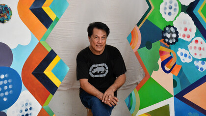 El artista Otto Apuy, quien recibió el Premio de la Crítica 2022, AICA, Costa Rica en la categoría «Maestros consagrados», en su atelier