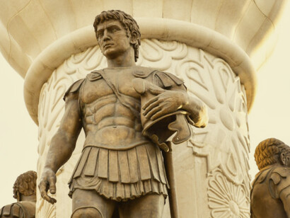 Alejandro Magno fue rey de Macedonia, hegemón de Grecia