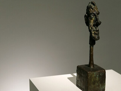 Tête de Diego sur socle, sculpture en bronze d'Alberto Giacometti représentant la tête de son frère Diego sur un piédestal