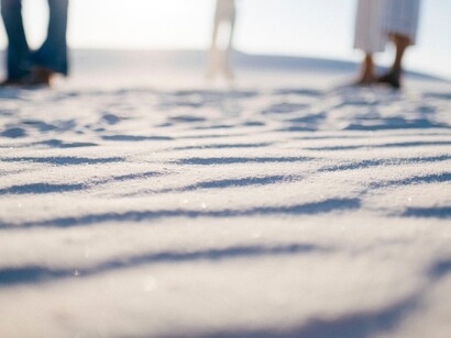 Due amici al tramonto. Ed il mondo è tutto lì sospeso tra emozioni e fili invisibili
