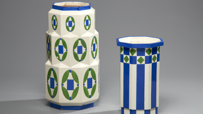 Vases en faïence fine de V&B Luxembourg, conçus par Jean Curot (1882-1954) pour l'Exposition internationale de Paris 1925 (© Collection privée, photo T. Lucas).