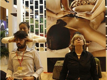 Masajes en uno de los expositores de Fitur