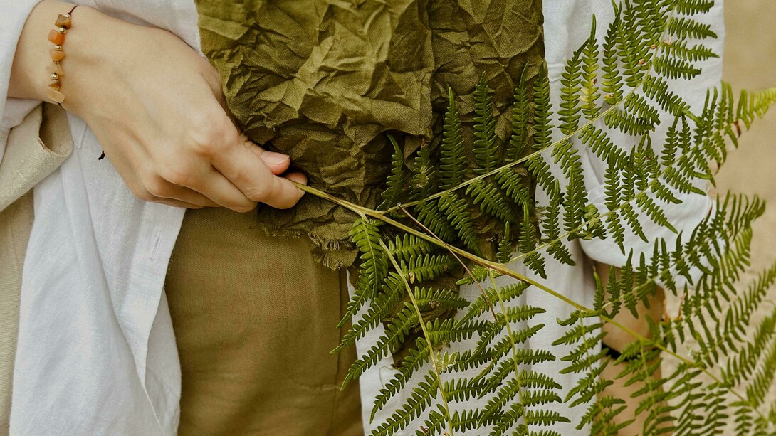 Tecido inspirado na natureza. Um dos pilares da moda sustentável é a utilização de materiais amigos do ambiente. O algodão biológico, o cânhamo e o linho — culturas que consomem menos água e pesticidas — estão em destaque nas colecções desta estação