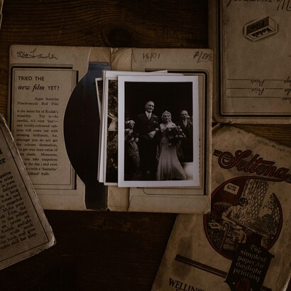 Ci sono conversazioni che non finiscono con un addio, ma continuano nel silenzio delle pagine