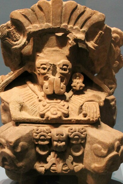 Urna de barro encontrada en 1993 en Monte Albán