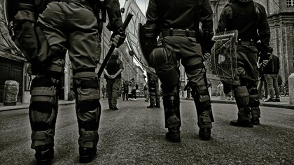 “Sr. Inspetor, está tudo bem?” Perguntou o motorista ao ver o seu superior a caminhar lentamente numa postura pesada. Aquela árvore, o cão, o casal, tudo lhe circundava numa tontura estranha. Albino, nessa noite, dormiu mal. Sonhava com o cão, a imagem da mãe e do pai fragmentada pela rigidez da sua formação. Na escuridão da noite, voltava a sentir a dor nas suas costas, nas suas mãos, das penalizações e castigos que passara ainda em criança