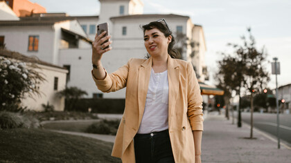 Explore como o WhatsApp está revolucionando as comunicações, ampliando a jornada de trabalho e afetando a vida cotidiana no brasil, com foco nas implicações para o equilíbrio entre vida profissional e pessoal