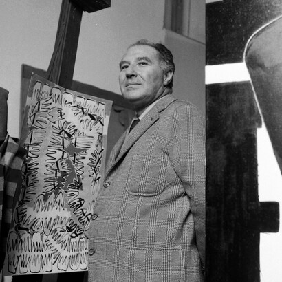 Ritratto del pittore Giuseppe Capogrossi con i suoi dipinti. Foto di Paolo Monti (1908–1982)