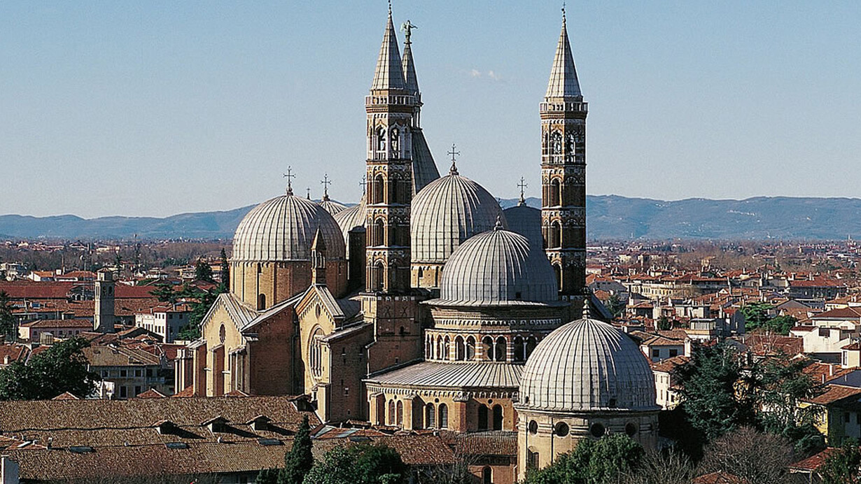 Padova inquadrata dal retro con i minareti bene in vista, la Basilica del Santo svela tutta la sua anima levantina