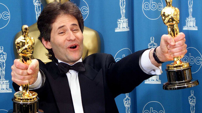 James Horner sostiene los dos Oscar conseguidos por "Titanic" (1997)