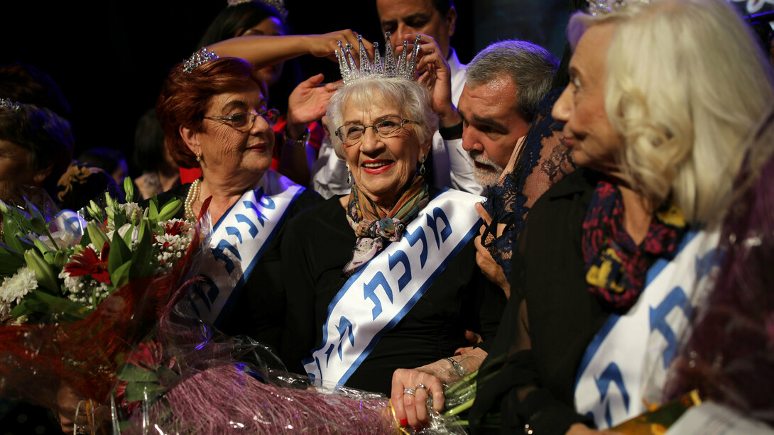 Una superviviente de Auschwitz, polaca de 93 años, coronada como Miss Sobreviviente del Holocausto