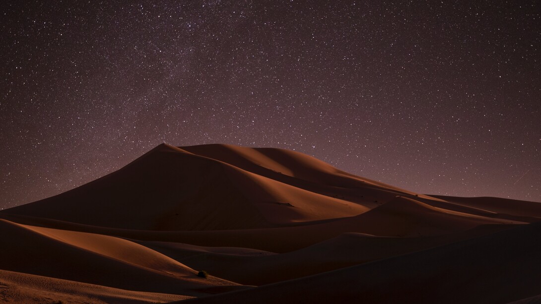 Il deserto dei Tartari. Le metafore di Buzzati sono finestre aperte sull’inafferrabile. La lettura di questo romanzo non è solo un atto di fruizione letteraria, ma un'esperienza emotiva molto forte, in cui lo specchio di Drogo si fa eterno richiamo alla fragilità delle nostre ambizioni e la presenza costante della morte ci invita a far sì che le nostre aspettative non si riducano a futili illusioni
