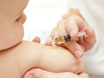 Vacunando a un bebé