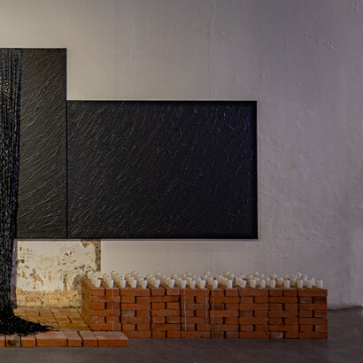Rafael Ottón Solís, Vigilia en pie de muerte, 1990, instalación. Fotografía de Esteban Lobo Quesada