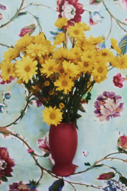 Roe Ethridge, Daisies (Red vase) (detail), 1997/2026. Courtesy of Anton Kern Gallery 