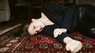 Eine Frau, die wegen "Gaslighting" weint und sich selbst verliert