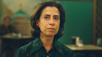 Fernanda Torres como Eunice Paiva em cena de "Ainda estou aqui". Filmes como este nos desafiam a lembrar quem fomos, quem somos e quem queremos ser. Não podemos correr o risco de esquecer e repetir os mesmos erros