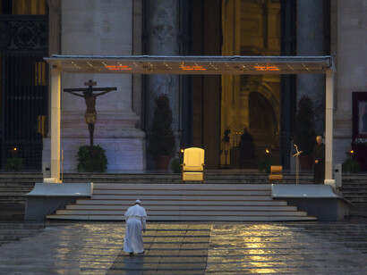 Città del Vaticano. 27 marzo 2020. Papa Francesco cammina sotto la pioggia per impartire la benedizione Urbi et Orbi in una piazza di San Pietro inaccessibile e vuota, (Pablo Esparza/Heraldo de México)