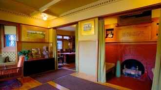 Vista del salón y chimenea de la casa-estudio de Frank Lloyd Wright en Oak Park