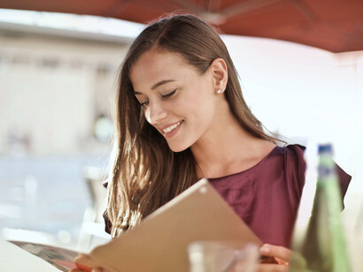 No siempre entra a un local por hambre: a veces busca consuelo, pertenencia o una pausa emocional