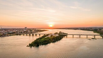 Rio São Francisco conectando Petrolina e Juazeiro