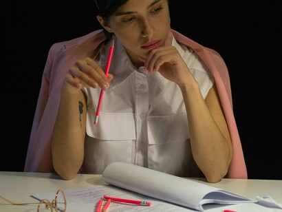 O contraste marcante entre a capacidade de entrada sensorial do cérebro humano e sua velocidade de processamento cognitivo destaca um paradoxo fascinante em nossa arquitetura neural