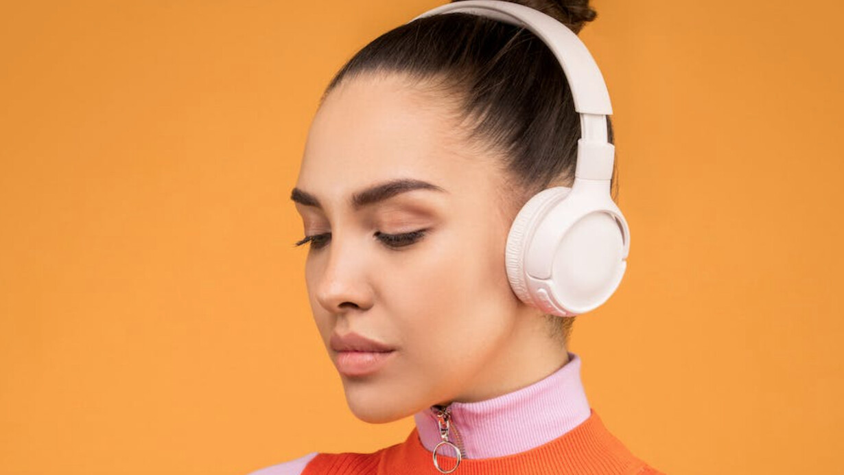 Ragazza con cuffie sulle orecchie: senza ascolto non c’è comunicazione