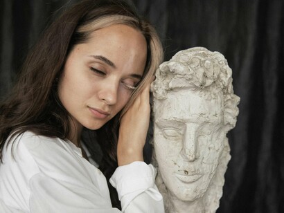 Mulher toca em escultura. Não é falta de educação. É excesso de protagonismo. As redes, os algoritmos, o alcance, os seguidores e a monitorização
