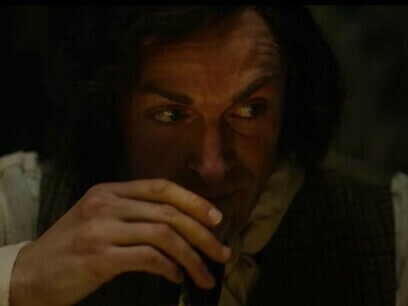 Marcus Lamb nelle vesti di Bob Cratchit nell' Uomo che inventò il Natale  (MGM - Netflix)