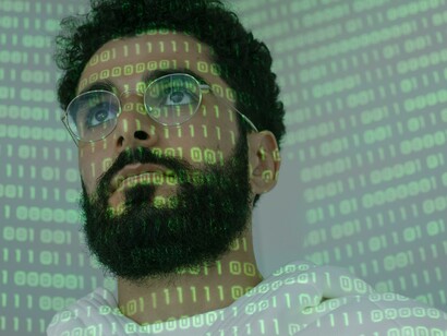 Rete di dati. L’Homo Connexus usa la rete per chiudersi nella bolla confortevole di una piccola comunità, rifugio permanente dalle ansie e insicurezze della vita