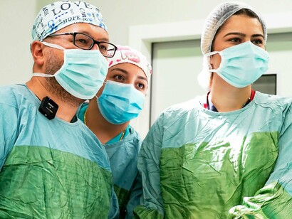 Custos altos e novas tecnologias: muitos medicamentos e tratamentos modernos têm preços altíssimos e ainda não foram incorporados ao SUS. Assim, pacientes que precisam desses recursos acabam entrando com ações para obtê-los