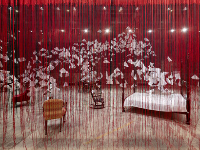 Chiharu Shiota, Home less home, exhibition view. Courtesy of Institute of Contemporary Art, Boston 