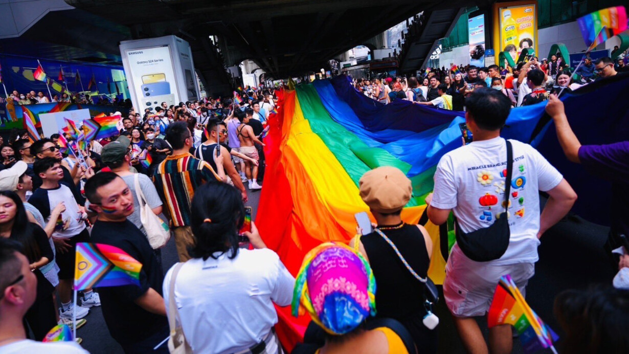 La representación de relaciones homosexuales en los medios ha contribuido a la aceptación y normalización de estas realidades. Marcha del Orgullo en Bangkok, Tailandia, 1 de junio de 2024