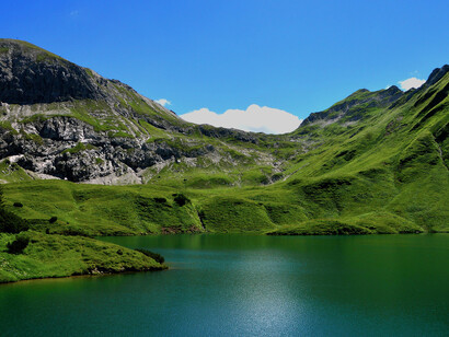 Nel piccolo paese di montagna dove abitava l’orizzonte era stato sempre troppo limitato per permettere allo sguardo di spingersi lontano