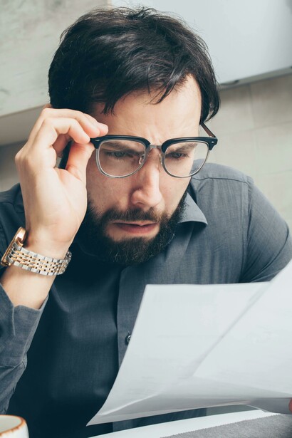 Un uomo scopre un inganno. Possibile che abbiamo perso così tanto la capacità di fermarci a pensare?