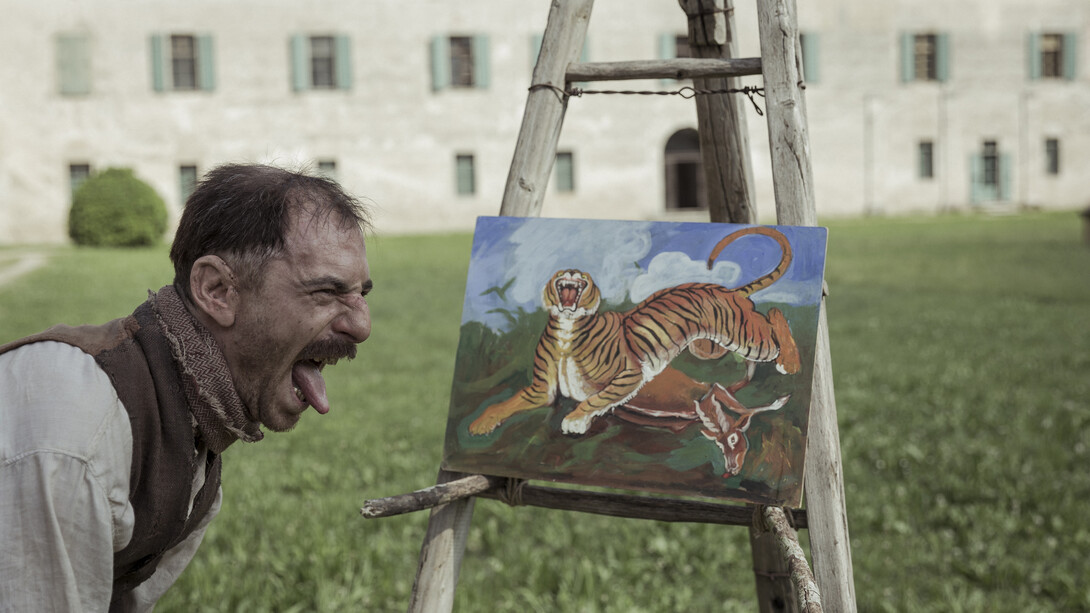 Elio Germano nel ruolo del pittore Antonio Ligabue nel film Volevo nascondermi © Chico De Luigi