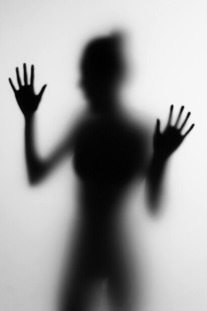 Más que una visión clara, el encuentro con estas entidades deja una huella persistente: la sensación de ser observado por algo que está y no está, y que sigue caminando por el subconsciente mucho después de desaparecer