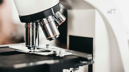 Microscópio. Houve um avanço na biologia estrutural, com uma mudança de foco dos detalhes atomísticos de moléculas individuais para a caracterização de complexos e montagens maiores