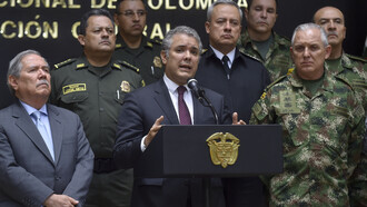 Duque y Botero con oficiales de la Policía y del Ejército