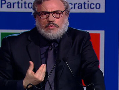 Crozza nell'imitazione di Michele Emiliano