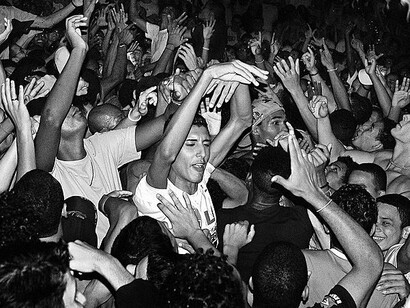 Qualquer conhecimento básico da história da música brasileira nos leva ao entendimento de que o samba em seu surgimento, entre o final do século XIX e o início do século XX, enfrentou todos os preconceitos possíveis. Era considerado pobre, música de vagabundos, malandros, desocupados... marginais. Claro! Visto pela elite brasileira como música de gente pobre e preta