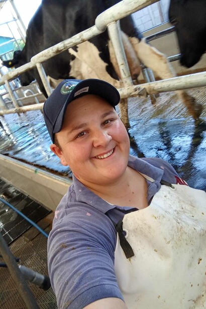 La jornada de Débora comienza de madrugada, haga frío o calor, y combina fuerza, constancia y sensibilidad en el trato con los animales