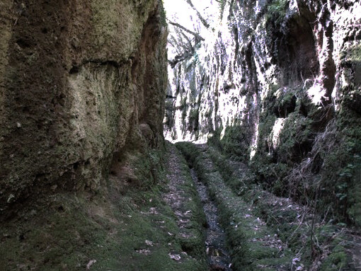 La strada tagliata nel tufo dagli Etruschi e poi sfruttata dai Romani e rinominata Via Clodia,(cosiddetta "Cava buia"), Viterbo, Italia