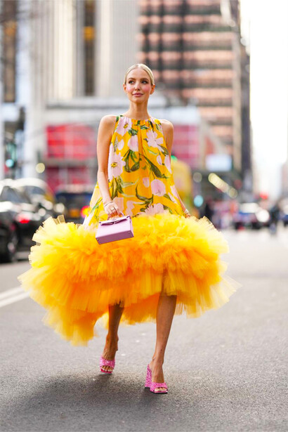 In 2023, Leonie Hanne wore a yellow Carolina Herrera dress